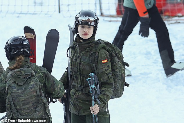 Leonor trug einen schwarzen Helm und Skier, bevor sie mit ihrem schweren Rucksack zum Skilift ging