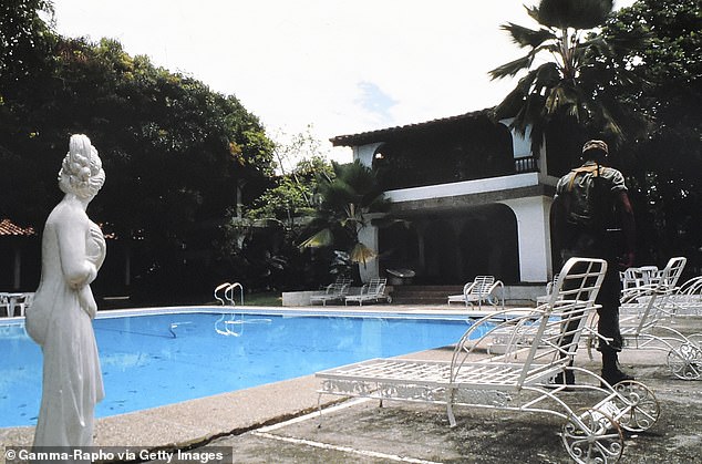 Ein kolumbianischer Soldat bewacht 1989 den Poolbereich von Pablo Escobars Ranch Hacienda Napoles
