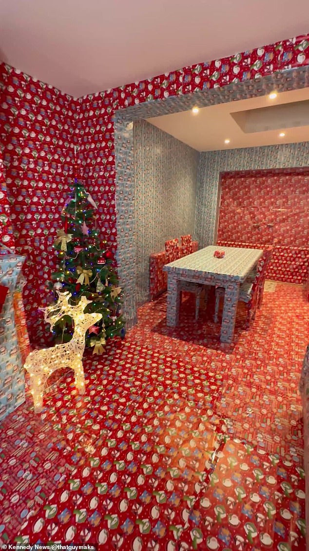 Anschließend spannte er die Rollen über Wände und Böden und ließ den Wohn- und Essbereich wie ein riesiges Weihnachtsgeschenk aussehen