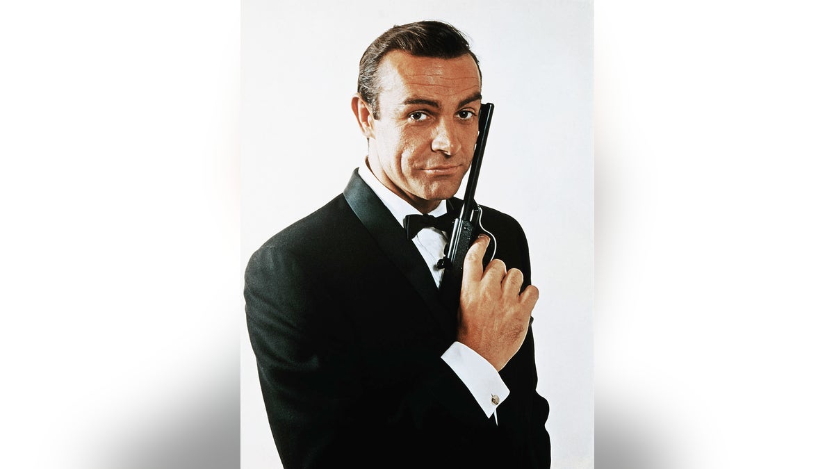 Sean Connery im Smoking mit Waffe als James Bond