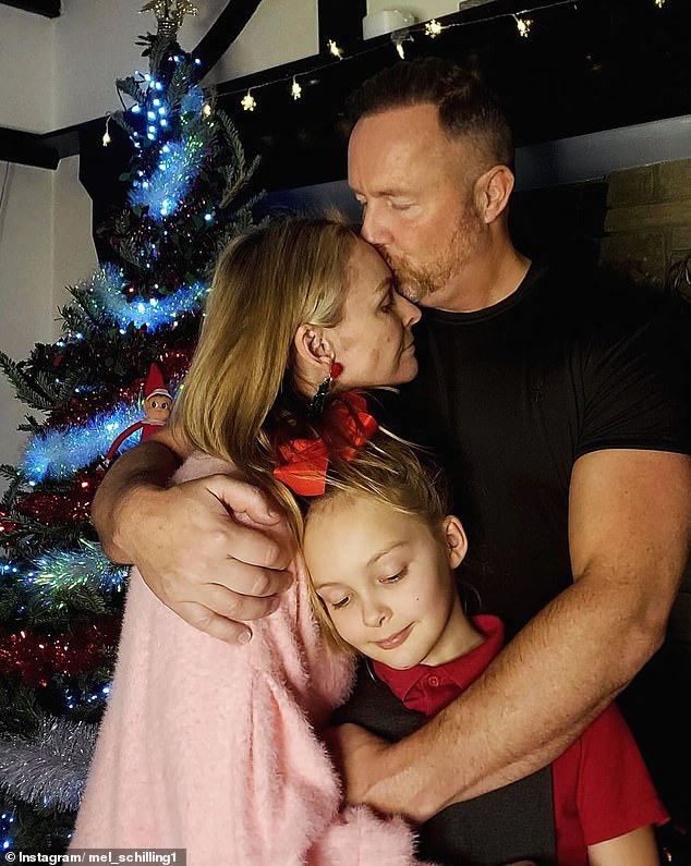 Sie veröffentlichte ein Foto von sich selbst, wie sie ihren Ehemann Gareth Brisbane (51) und ihre Tochter Madison (8) umarmte, neben der Überschrift: „"Sie haben Krebs." Drei kleine Worte, vor denen sich jeder fürchtet, von denen aber niemand erwartet, sie jemals zu hören