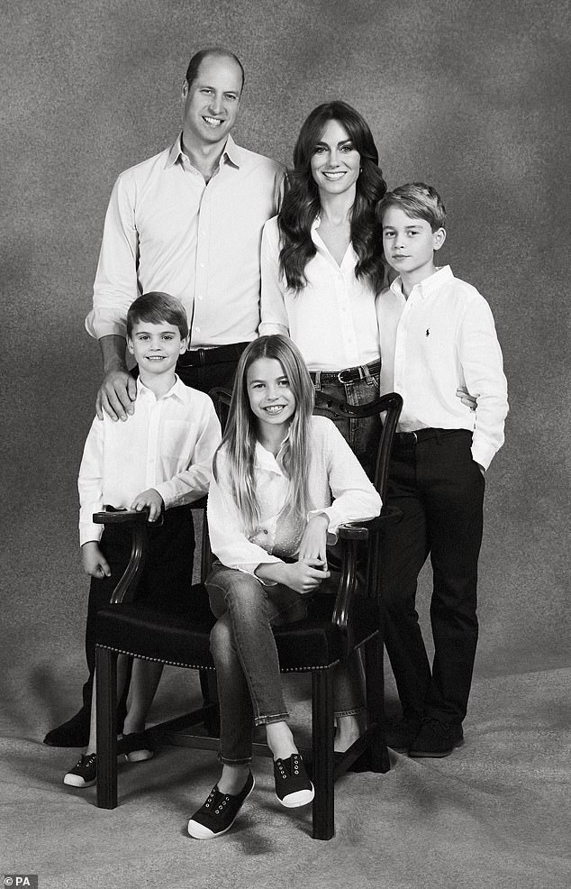 Anfang dieses Monats veröffentlichten Prinz William und Kate Middleton das Familienporträt mit ihren drei Kindern in passenden weißen Hemden