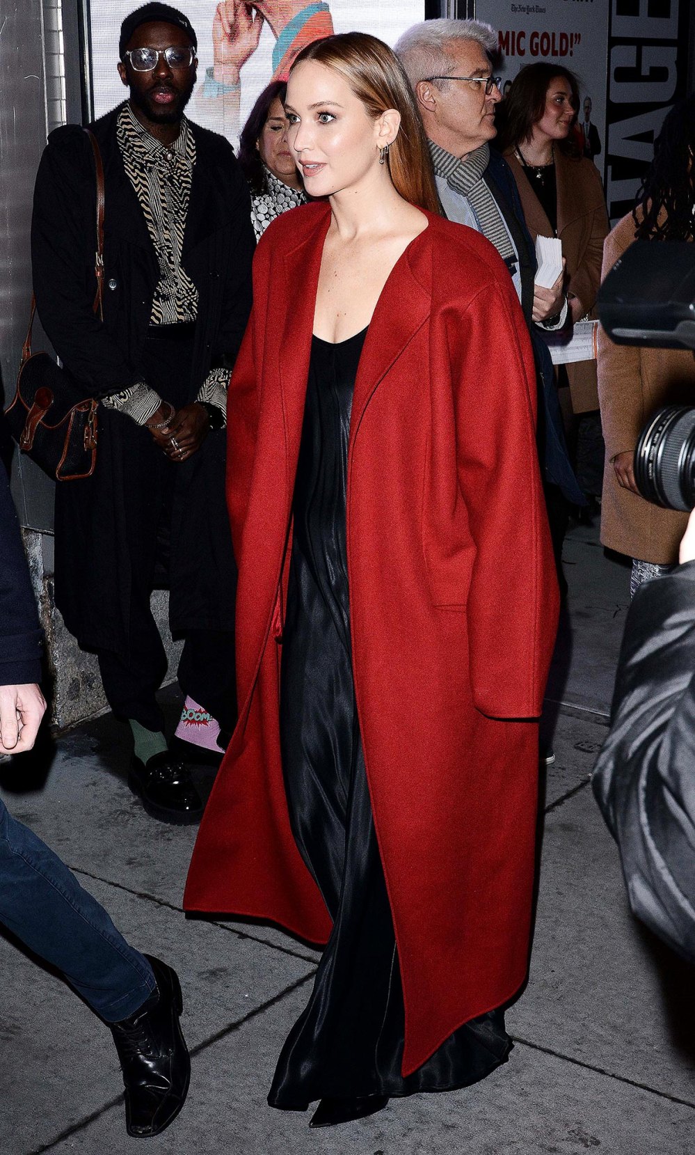 Jennifer Lawrence trägt zur Eröffnungsnacht von Broadways „Appropriate“ einen festlichen roten Farbton auf