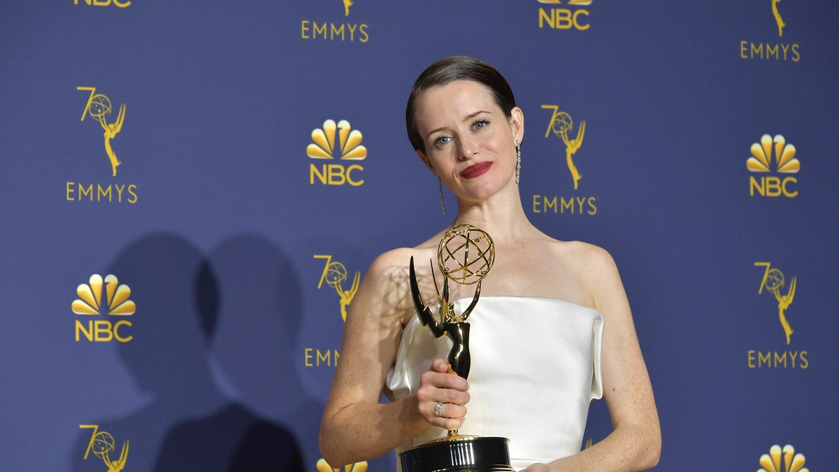 Claire Foy posiert mit einem Emmy-Award