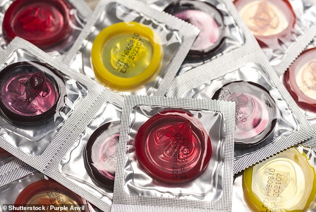 Menschen können eine Ansteckung vermeiden, indem sie ein Kondom verwenden (Archivbild) und sich regelmäßig auf sexuell übertragbare Krankheiten testen lassen