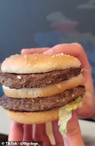 In dem Clip zeigt er, wie das kräftige Sandwich – das auch in anderen McDonald's-Filialen in Alaska erhältlich ist – zwei Rindfleisch-Patties enthält, begleitet von einer speziellen „Nordpol-Sauce“.