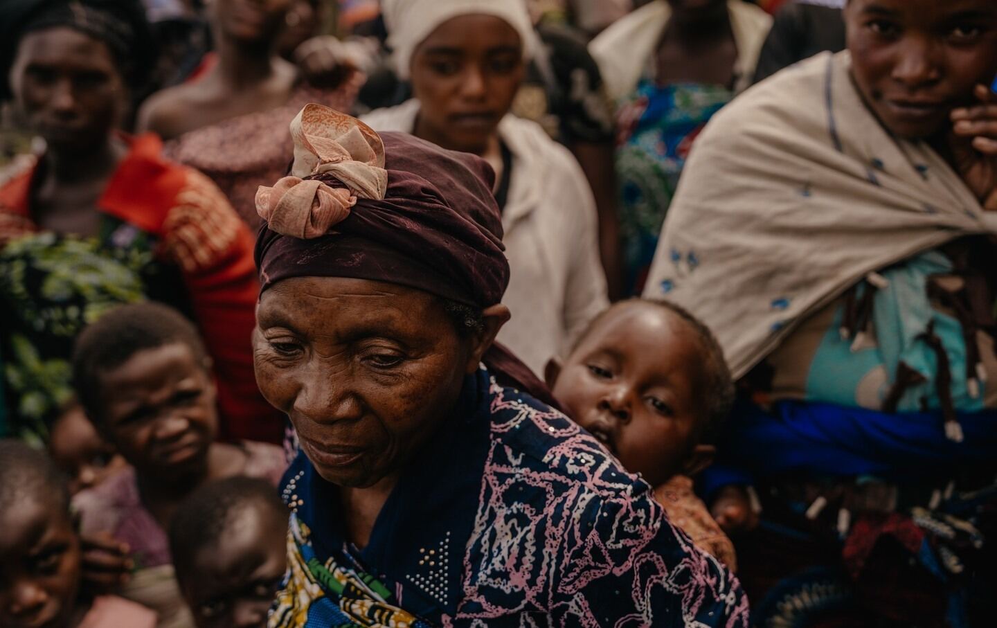 Marciane Ndamukunze, 68, kommt im Flüchtlingslager Kizemba an, nachdem sie vor schweren Kämpfen im Gebiet Masisi geflohen ist.  4. Dezember 2023, Provinz Nord-Kivu, Demokratische Republik Kongo