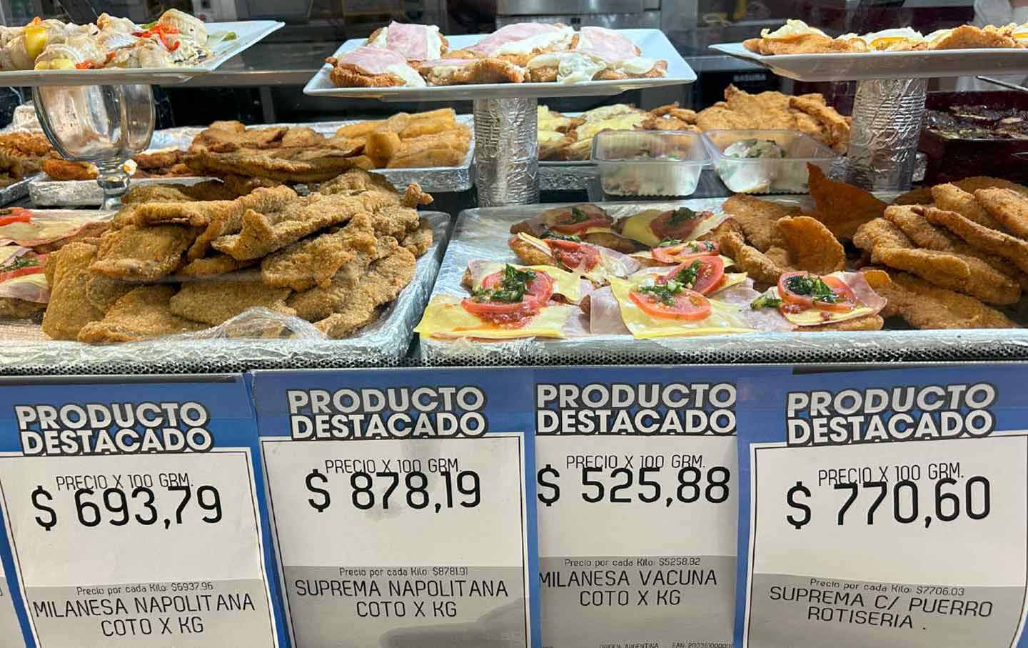Ein Supermarkt in Buenos Aires zeigt den extremen Preisanstieg aufgrund der Inflation am 15. Dezember 2023.