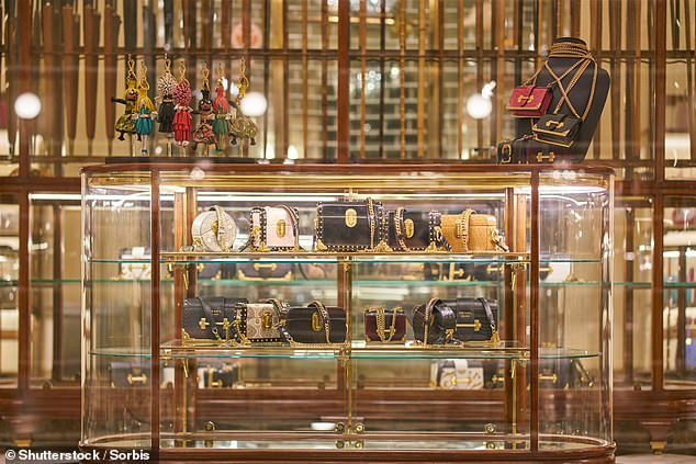 Prada-Store (im Bild).  Handtaschen werden immer noch in den originalen Holzschränken ausgestellt, verrät Kate
