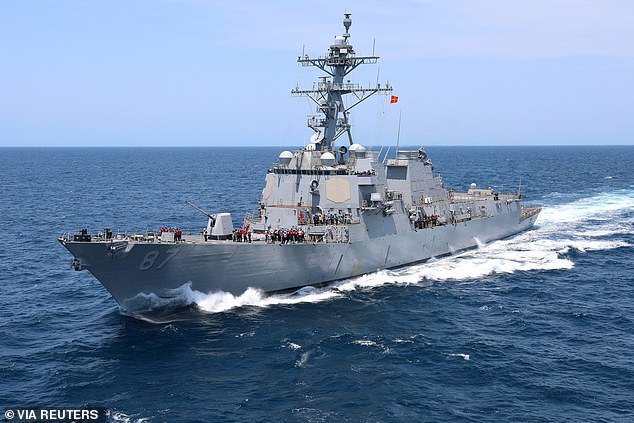 Letzte Woche leistete die hier gezeigte USS Mason Hilfe für die Strinda, ein Schiff, das von einer Houthi-Rakete getroffen wurde