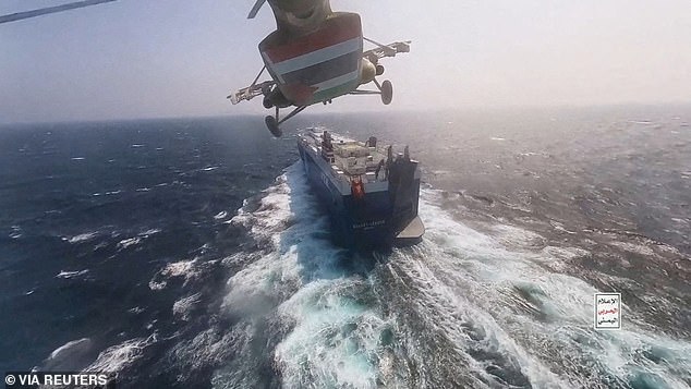 Ein Houthi-Militärhubschrauber überflog letzten Monat das Frachtschiff Galaxy Leader im Roten Meer