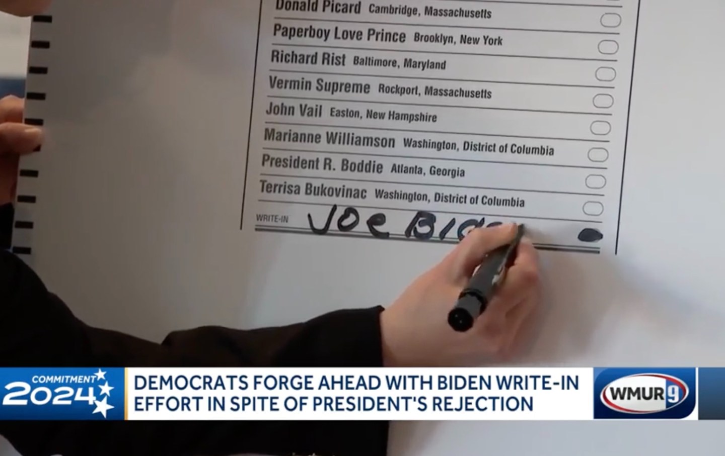 Eine Demonstration, wie man in Joe Biden über den Wahlzettel in New Hampshire schreibt.