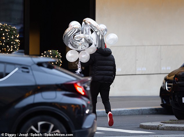 Früher am Tag wurden silberne „60“-Luftballons zu ihrem Luxushotel geliefert, um diesen Anlass zu würdigen