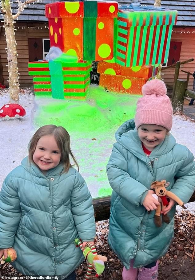 Die Radfords dokumentierten an diesem Wochenende einen sehr festlichen Ausflug im Center Parcs, das für die Weihnachtszeit geschmückt ist
