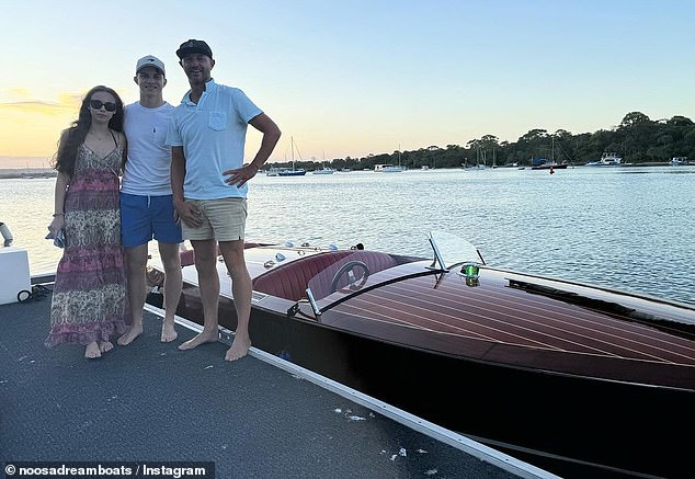 Der 22-jährige Profi-Rennfahrer wurde am Mittwoch in Noosa bei einer gecharterten Bootsfahrt bei Sonnenuntergang mit seiner atemberaubenden Partnerin gesichtet