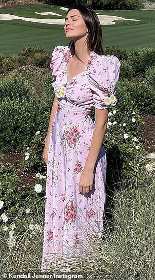 Kendall Jenner trägt im April 2021 ein rosa Kleid