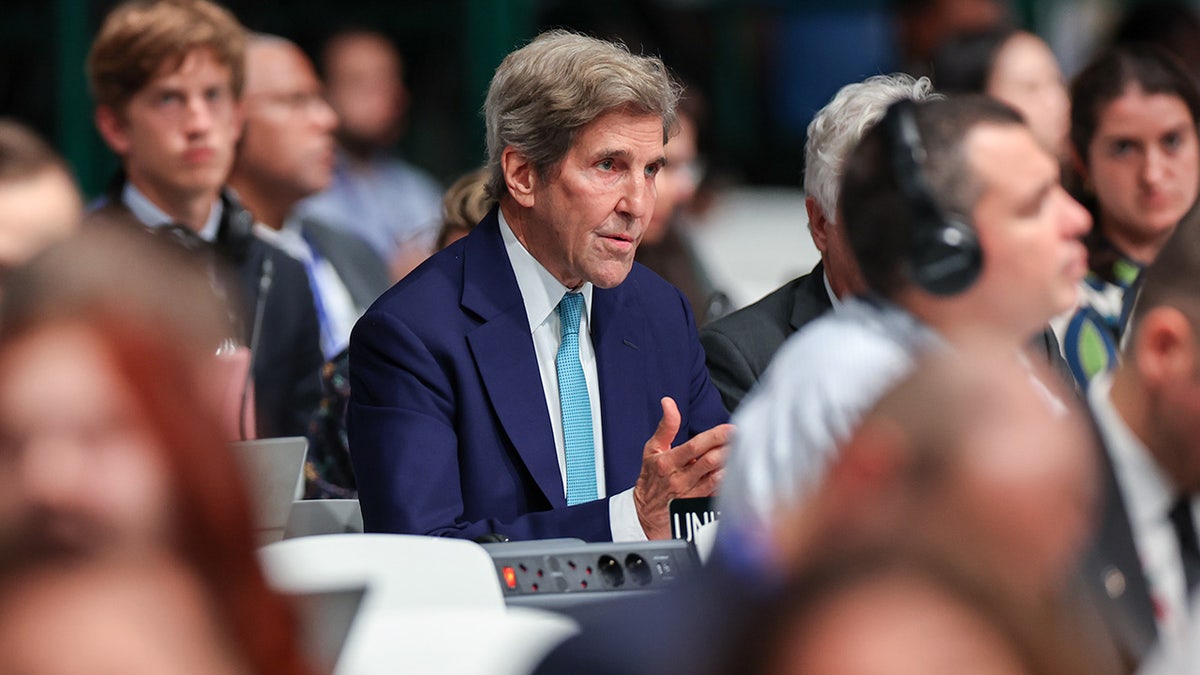 John Kerry, Sondergesandter des US-Präsidenten für Klima, nimmt an der offiziellen Eröffnung der COP28 der UNFCCC auf der UN-Klimakonferenz COP28 in Expo City am 30. November 2023 in Dubai, Vereinigte Arabische Emirate, teil.  Die COP28, die vom 30. November bis 12. Dezember stattfindet, bringt Interessenvertreter zusammen, darunter internationale Staatsoberhäupter und andere Führungspersönlichkeiten, Wissenschaftler, Umweltschützer, Vertreter indigener Völker, Aktivisten und andere, um die Umsetzung globaler Maßnahmen zur Eindämmung des Klimawandels zu diskutieren und sich darauf zu einigen Auswirkungen des Klimawandels.  (Foto von Mahmoud Khaled / COP28 über Getty Images)