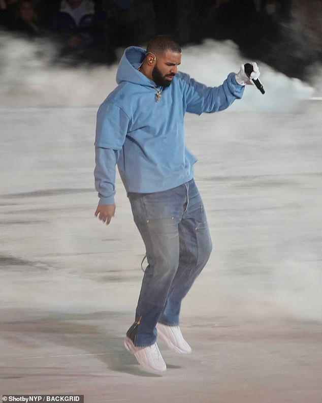 Drake hat sich mit 2.289 Schimpfwörtern in seiner Musik die Krone gesichert und damit den vorherigen Champion um 439 geschlagen. Daten zeigten, dass Drake in jedem 45. Liedtext einen Fluch ausstößt, wobei „sh*t“ am häufigsten verwendet wird.
