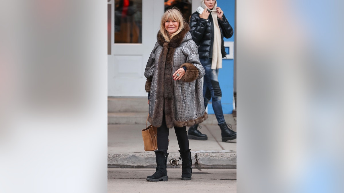 Goldie Hawn lächelt beim Einkaufen auf den Straßen von Aspen