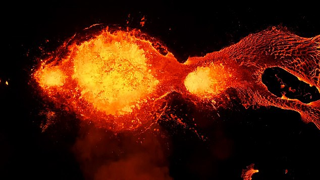 Das atemberaubende Filmmaterial zeigt die leuchtend orangefarbene Lava, die in Fontänen feurig geschmolzenen Gesteins durch die Erdoberfläche bricht