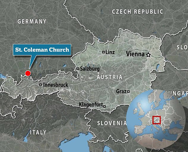 Der atemberaubende Schnappschuss eines Fotografen in der St. Coleman-Kirche in der Nähe von Füssen in Bayern, Deutschland