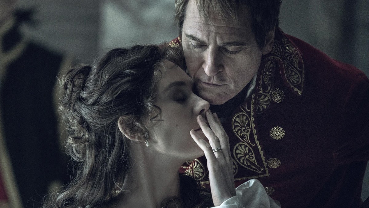 Eine düstere Nahaufnahme von Vanessa Kirby und Joaquin Phoenix aus dem Film Napoleon