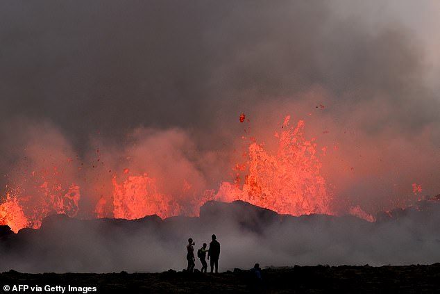 Am späten 18. Dezember spaltete ein 2,5 Meilen langer Spalt den Boden und spuckte jede Sekunde Hunderte Kubikmeter Lava aus