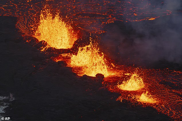 Der Ausbruch führte zunächst dazu, dass fünf Schächte Lava und Gas an die Oberfläche schleuderten, wodurch ein Hitzebereich entstand, der so intensiv war, dass er vom Weltraum aus wahrgenommen werden konnte