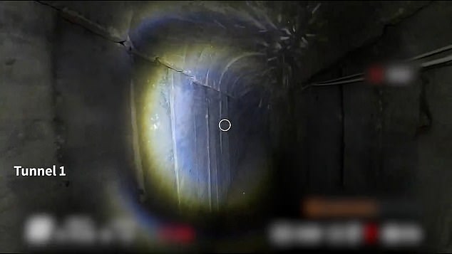 Auf dem Filmmaterial ist ein langer Abschnitt des Tunnels zu sehen, bevor er an einer Brandschutztür ankommt