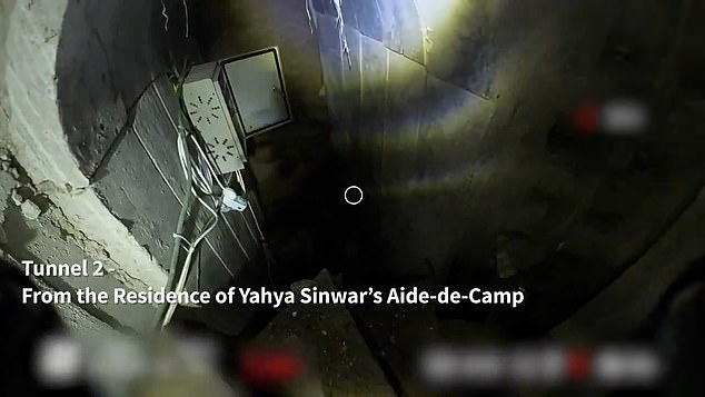 Auf dem Filmmaterial sind Sicherungskästen und andere Geräte hervorgehoben, wobei die IDF mitteilte, dass der Tunnel mit Elektrizität und Wasserleitungen ausgestattet sei