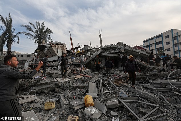 Palästinenser suchen am 20. Dezember am Ort eines israelischen Angriffs auf ein Haus inmitten des andauernden Konflikts zwischen Israel und der palästinensischen islamistischen Gruppe Hamas in Rafah nach Verletzten