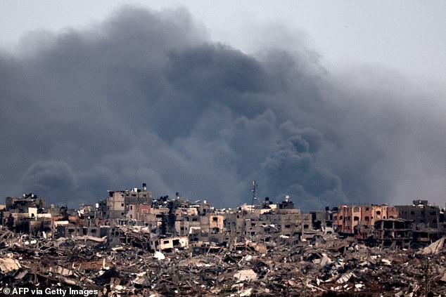 Nach einem Luftangriff am Donnerstag steigt Rauch über Gaza auf