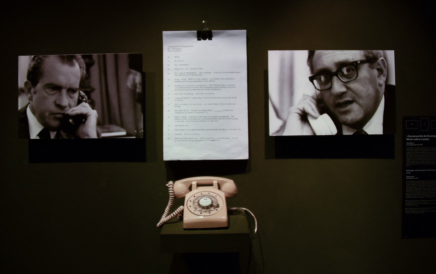 Fotografien von Richard Nixon und Henry Kissinger, ausgestellt während der Ausstellung „Staatsgeheimnisse: Die freigegebene Geschichte der chilenischen Diktatur“, einer Ausstellung im Museum für Erinnerung und Menschenrechte in Santiago, Chile.