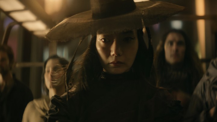 Doona Bae steht in einer Gruppe anderer Helden in einem Standbild aus Rebel Moon – Teil Eins: Ein Kind des Feuers.