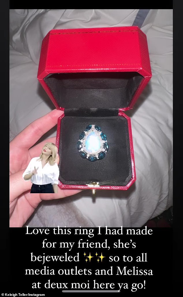 „Ich liebe diesen Ring, den ich für meine Freundin gemacht habe, sie ist mit Juwelen besetzt“, schrieb der Star in ihrer Instagram-Story.  „Ich liebe dich, T!“