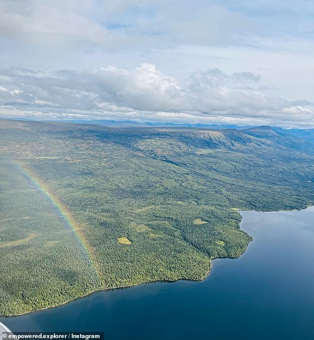Sie flogen mit einem Wasserflugzeug von Anchora, Alaska, nach Katmai, das auf einer Halbinsel im Süden des Bundesstaates liegt.  Der Blick aus ihrem Flugzeug ist zu sehen