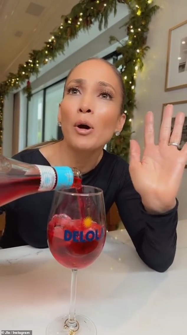 Am selben Tag teilte Lopez auf ihrem Instagram ein Video von sich, auf dem sie für ihre prickelnde Cocktailmarke Delola wirbt.  In dem Clip war zu sehen, wie sie jemandem außerhalb der Kamera sagte, er solle aufhören, Wein in ihr Glas zu gießen.  „Nein, nein, nein“, sagte sie im Video.  „Ich trinke nicht einmal!“