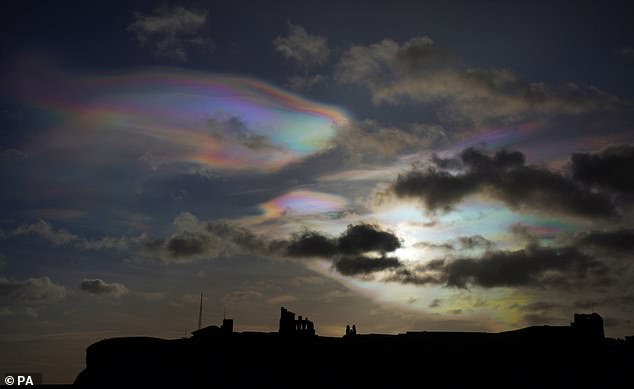 Perlmuttwolken sind seltene Wolken, die sich in der unteren Stratosphäre bilden, wenn die Sonne knapp unter dem Horizont steht.  Sie sehen aus wie große, dünne Scheiben und werden aufgrund ihrer ungewöhnlich lebendigen Farben oft mit UFOs verwechselt