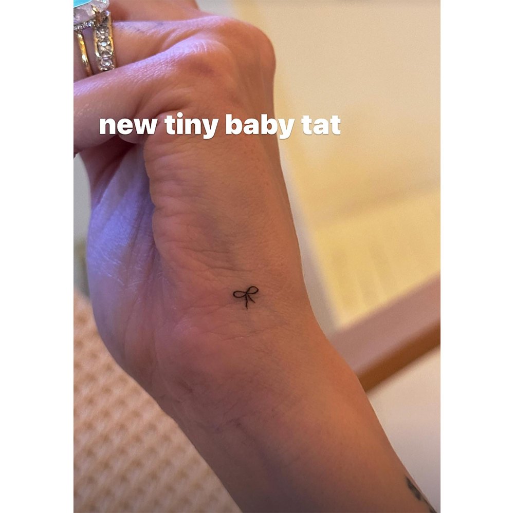 Hailey Bieber präsentiert neues kleines Tattoo