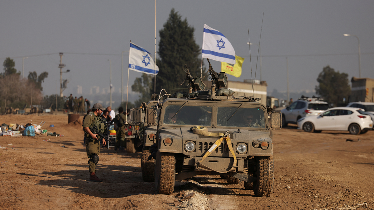 Israelischer Soldat und Fahrzeuge