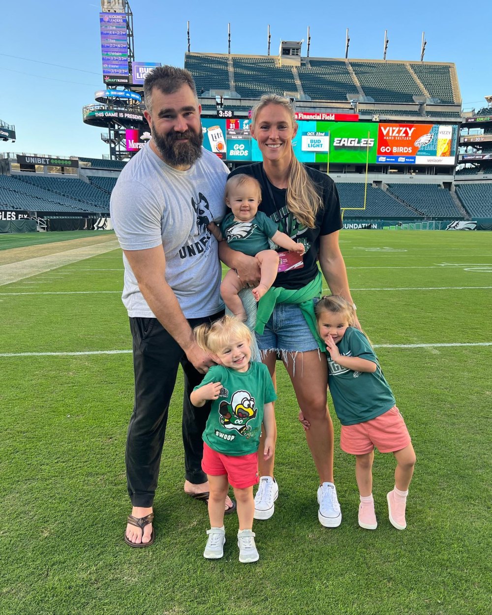 Jason und Kylie Kelce mit ihren Töchtern im Eagles-Stadion