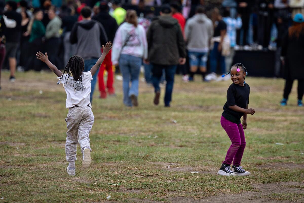 Kinder genießen einen festlichen Tag in Nickerson Gardens, während sie darauf warten, dass die Veranstaltung von Top Dawg Entertainment am Dienstag in Los Angeles beginnt.