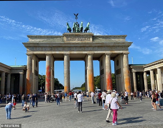 Mitglieder der Letzte Generation besprühten im September das Brandenburger Tor mit orangefarbener Farbe, ebenfalls aus Protest gegen die Klimapolitik