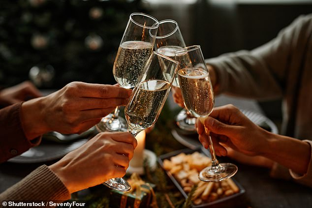 In der Weihnachtszeit essen und trinken wir viel mehr als normal. Eine Studie zeigt, dass Menschen allein am Weihnachtstag typischerweise etwa 6.000 Kalorien zu sich nehmen (Stockbild).