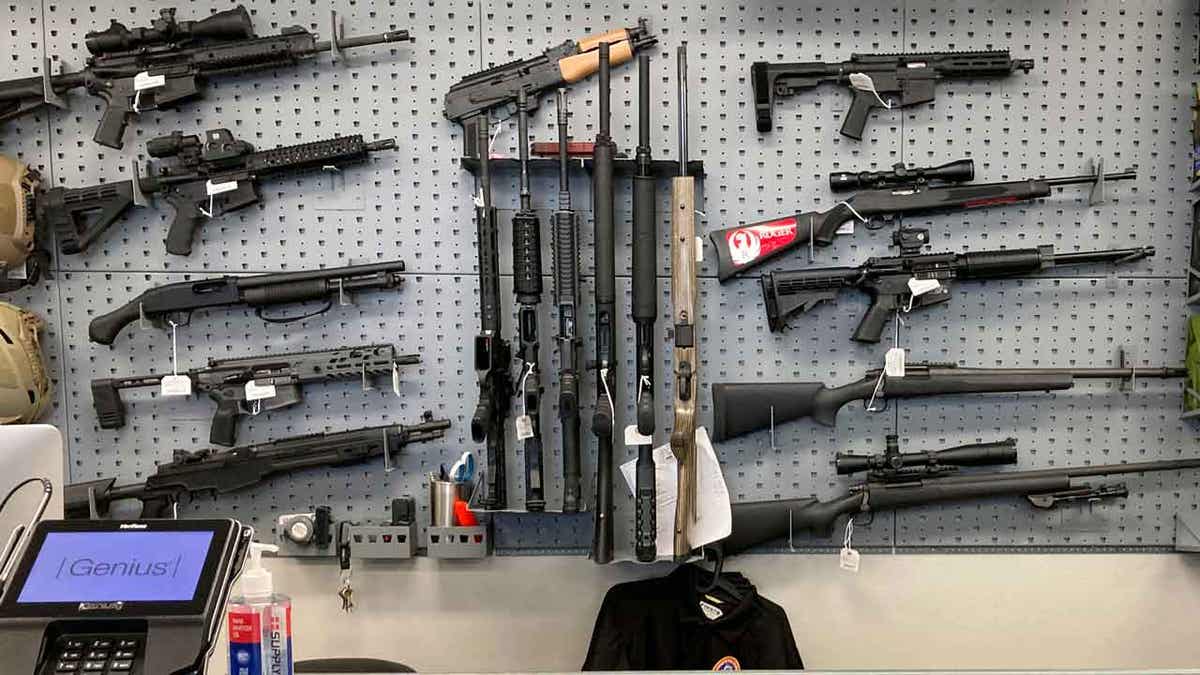 Schusswaffen an der Wand in einem Geschäft