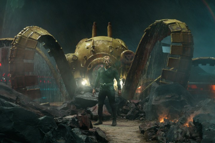 In Aquaman und das verlorene Königreich erhebt sich hinter Orm eine Maschine.