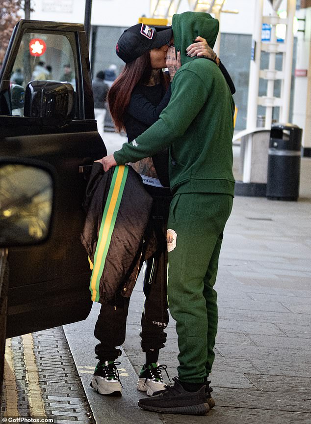 Das Paar schien ineinander vernarrt zu sein, als sie sich vor dem Krankenhaus leidenschaftlich küssten, bevor sie gemeinsam in ein Taxi stiegen