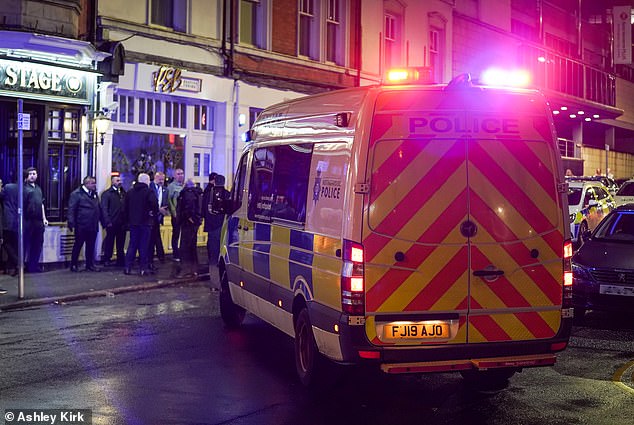 Ein Polizeiwagen parkt auf der anderen Straßenseite in Nottingham, nachdem Berichten zufolge ein Mann von einem Türsteher bewusstlos geschlagen wurde