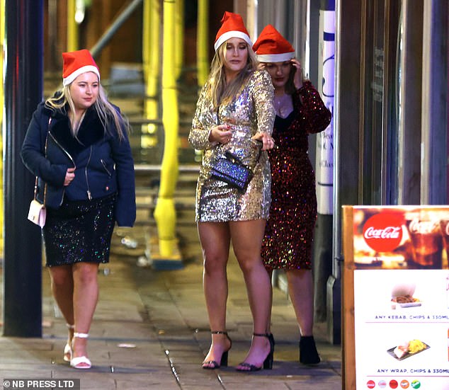 Leeds-Mädchen tragen Weihnachtsmützen, um in Weihnachtsstimmung zu kommen, wenn sie das Stadtzentrum erreichen