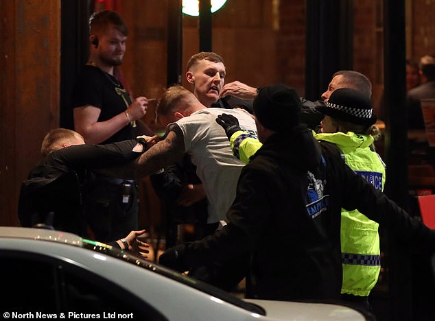 Während Nachtschwärmer in Newcastle an den Feierlichkeiten zum Black Eye Friday teilnehmen, kommt es zu gewalttätigen Szenen